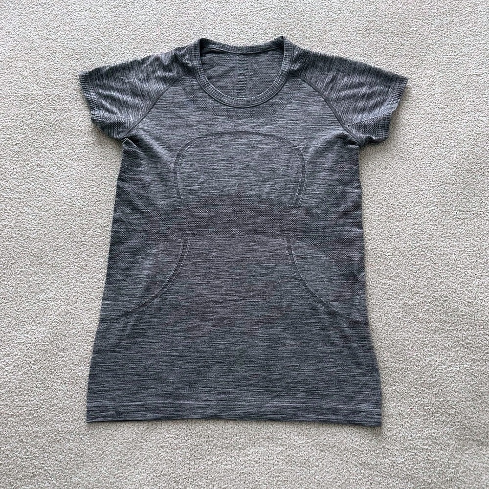 lululemon Women's Swiftly Tech Short Sleeve size 10 in Grey